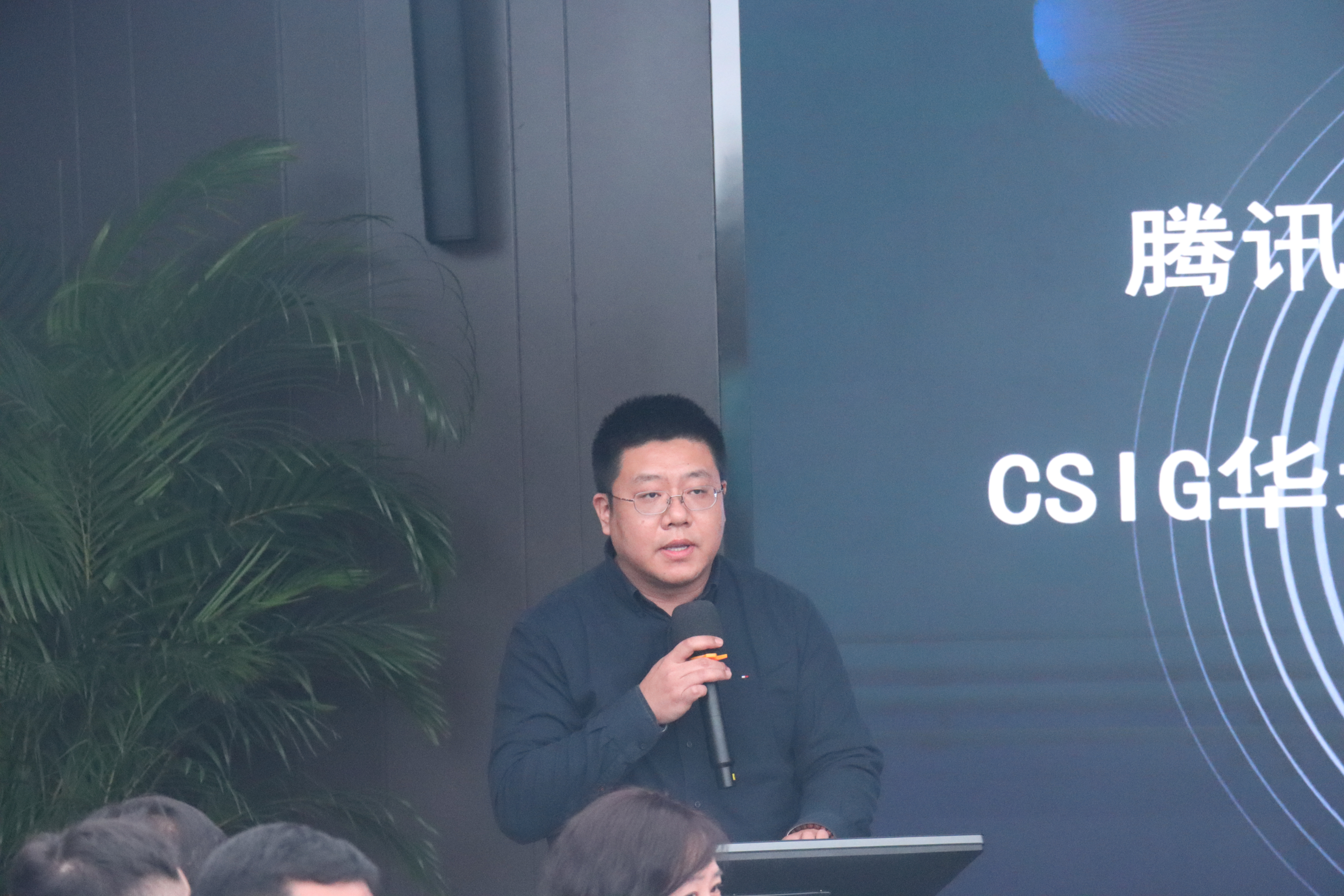 1642148312538273.jpg 腾讯云CISG华北智慧工业与服务业副总经理张帆做倡议发言.jpg